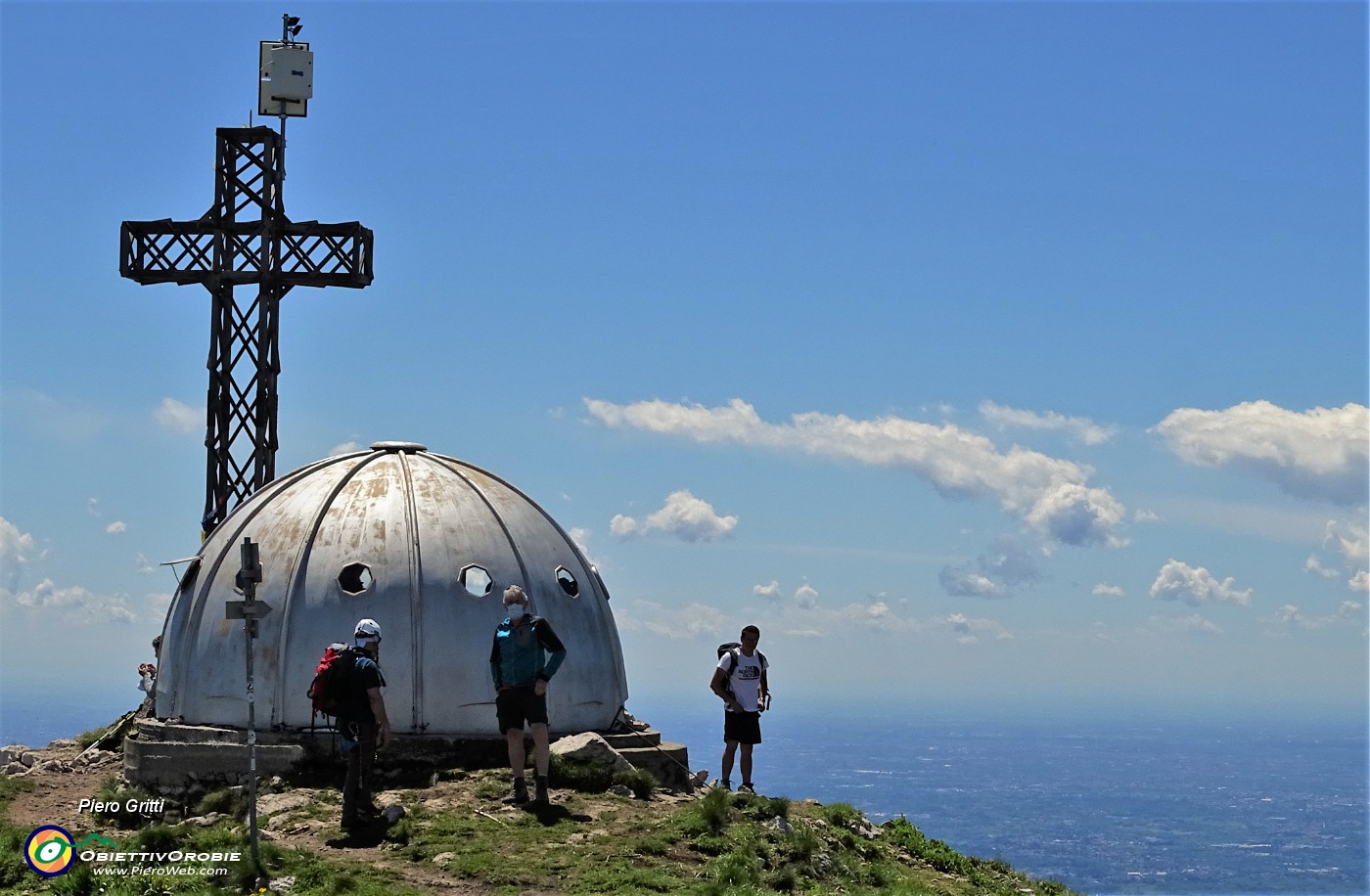 65 Croce di vetta del Due Mani con ll Bivacco Locatelli Scaioli Milani (1656 m) .JPG